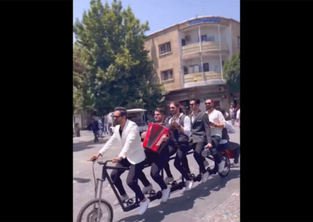 اجرای عجیب موزیک روی دوچرخه ۶ نفره در‌ بازار تهران / این فیلم جهانی شد