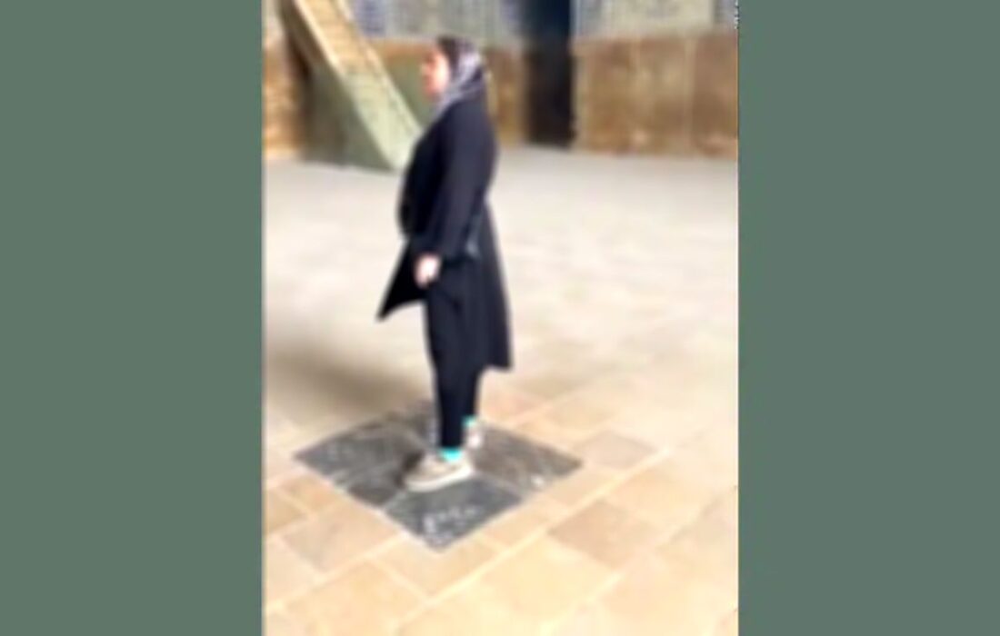 فیلم آوازخوانی زن جوان در مسجد شاه اصفهان ! / اینجا واقعا مسجد است ! / جنجالی شد