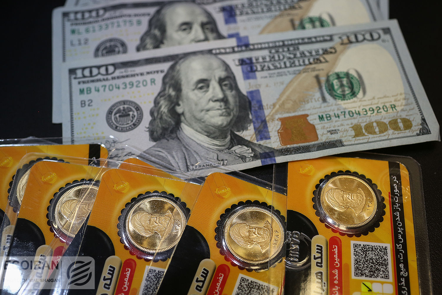خروج خریداران از بازار دلار و سکه/ طلا ارزان شد