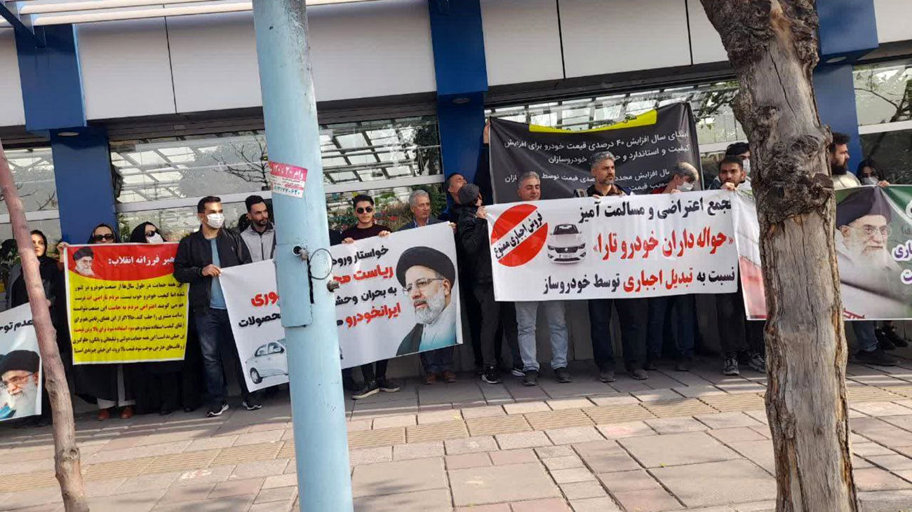 صعود معترضان ایران خودرو به دامان رئیس جمهور + عکس و فیلم