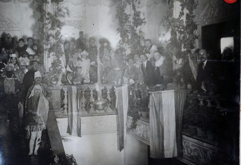 تصویری جالب از مهمانی لباس در تهران باستان;  97 سال پیش