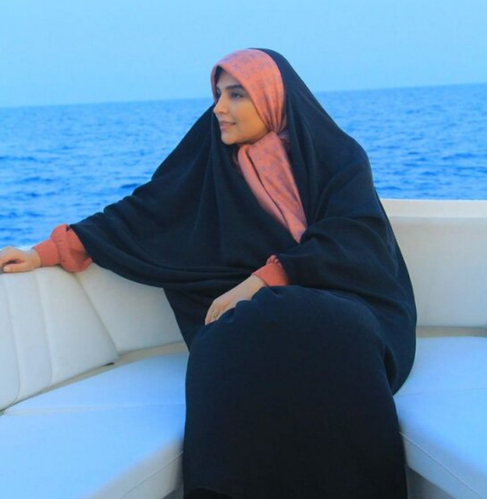 مژده لواسانی مجری محجبه با چادر به دریا رفت / با افتخار + عکس