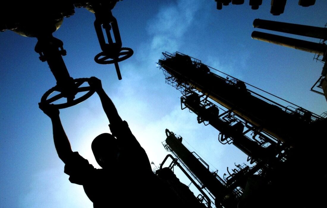 ثبات قیمت جهانی نفت در میان نگرانی‌ها نسبت به عرضه محدود و تقاضای ضعیف