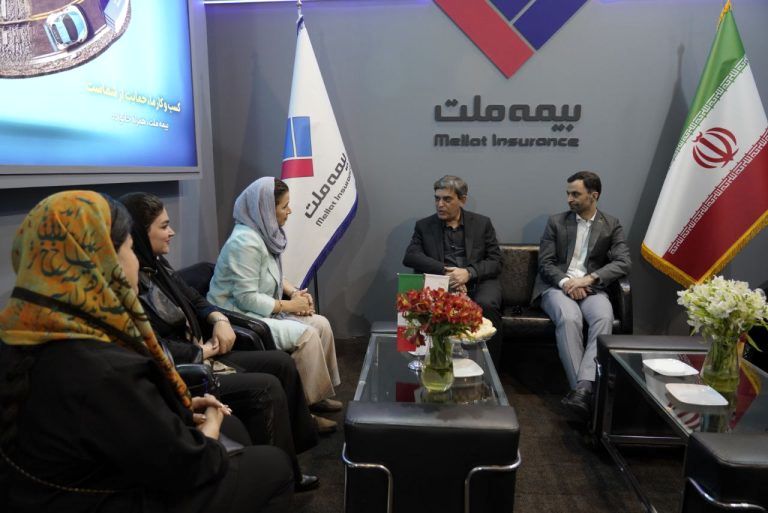 با گروهی از نمایندگان شرکت بیمه کشور ، محمد رضا فرهیپور را جمع و مصاحبه کنید